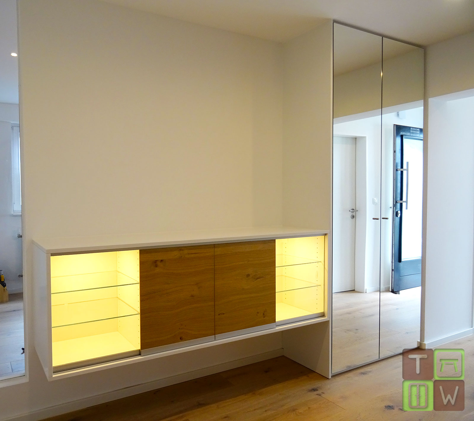 Spiegelschrank, Hängesideboard, Beleuchtung und Fronten in Holzoptik