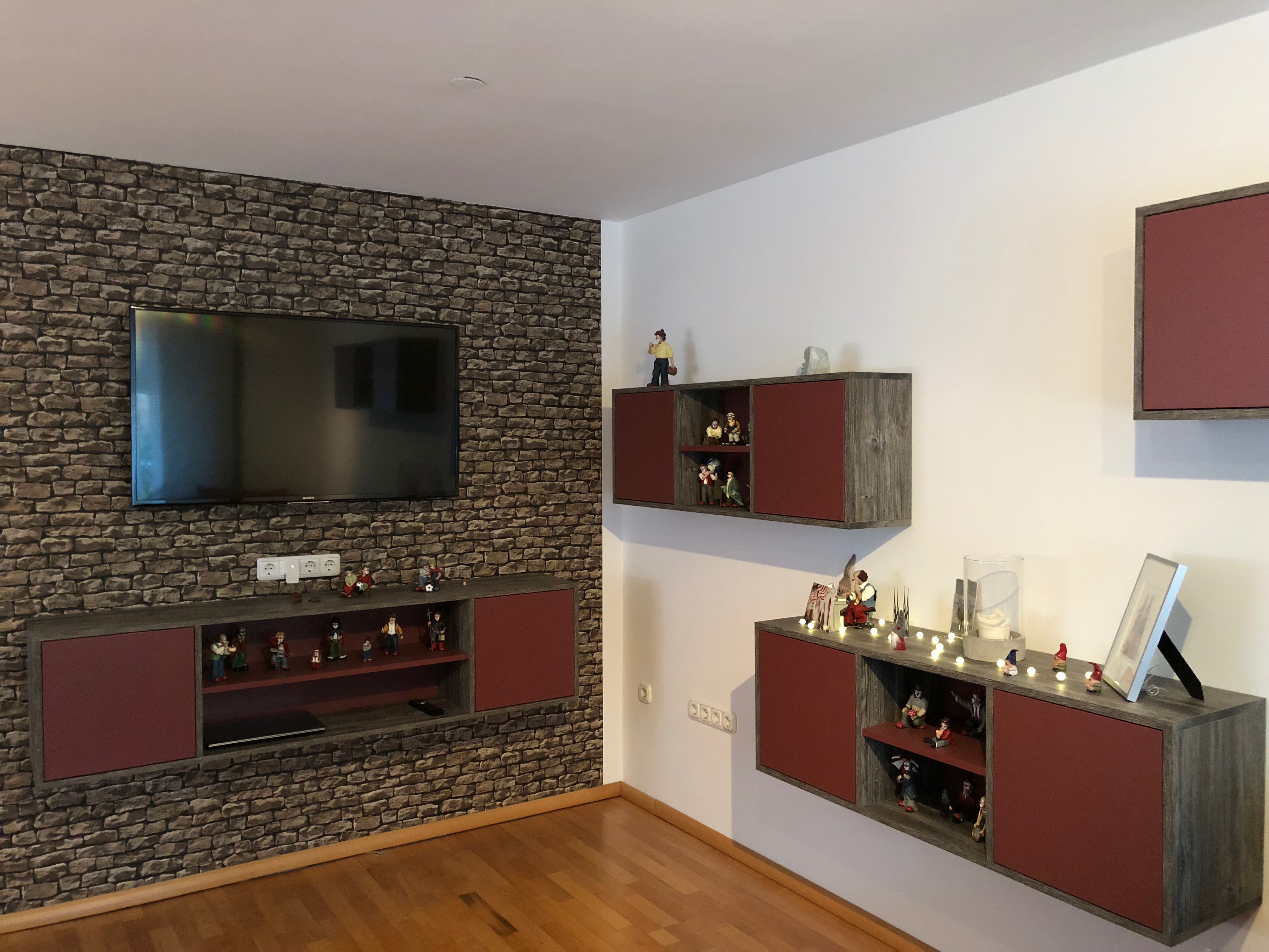 002 Wohnzimmerausstattung Hängeschränke Betonoptik und Bordeauxrot